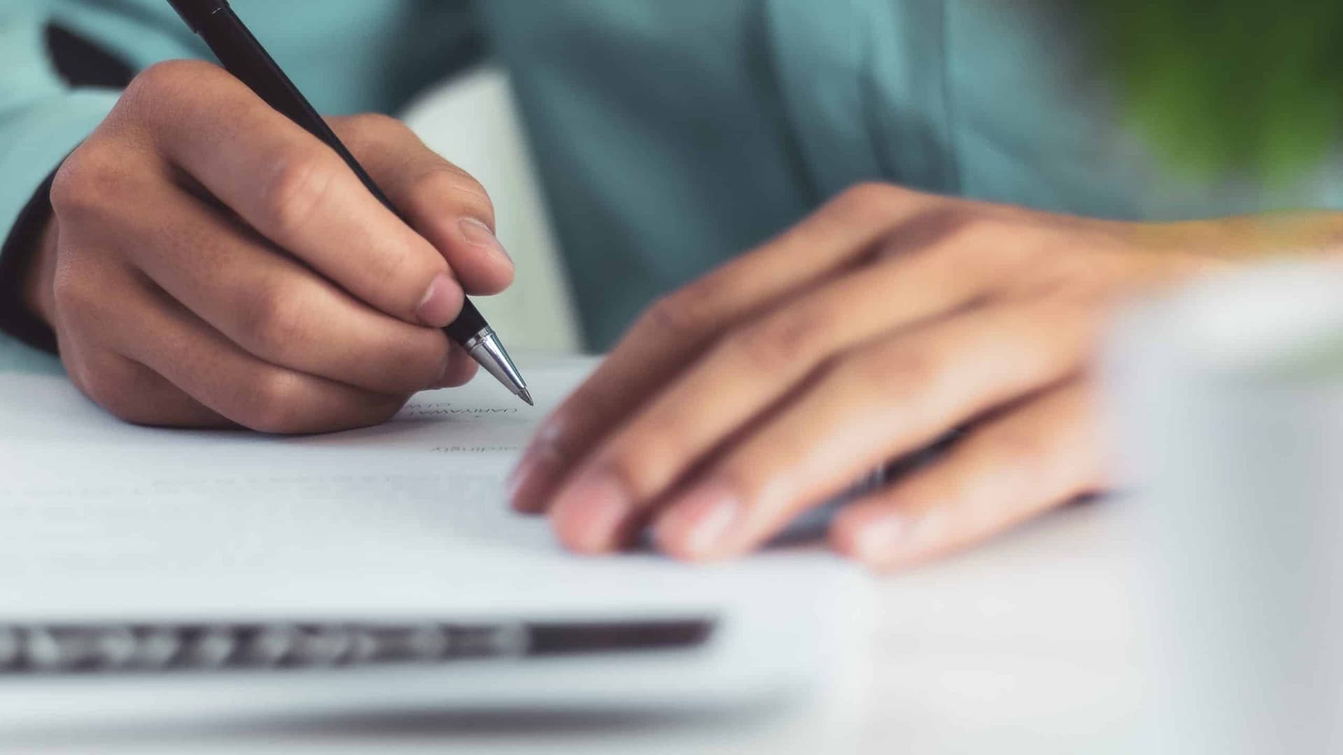 Businessman,Signing,A,Document,After,Reading,The,Agreement,In,Office